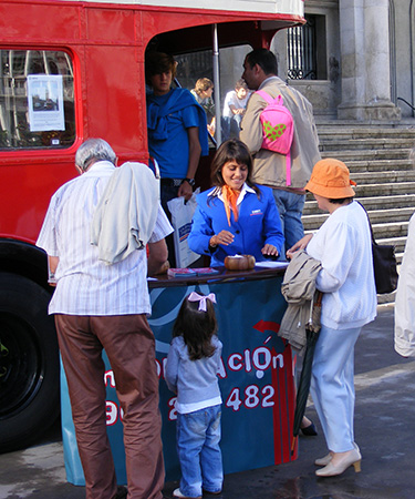 Azafata en acción de street marketing