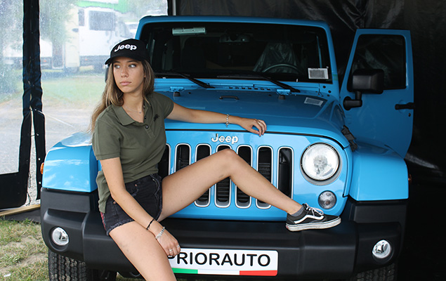 Azafata de imagen para Jeep